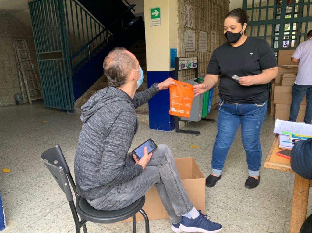 Corporación Gestos Mnemes entregando los kits