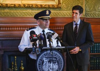 Coronel Óscar Pérez durante el anuncio, al lado del Alcalde de Providence, Brett P. Smiley.