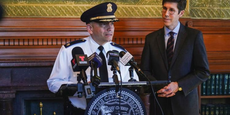 Coronel Óscar Pérez durante el anuncio, al lado del Alcalde de Providence, Brett P. Smiley.