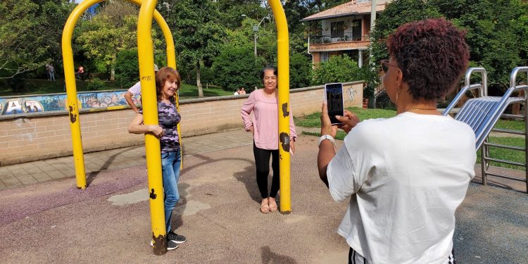 Adultos mayores de Bello se forman en fotografía digital