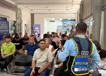 Agentes de tránsito en la Secretaría de Movilidad de Bello