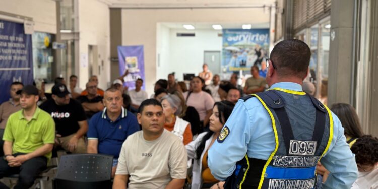 Agentes de tránsito en la Secretaría de Movilidad de Bello