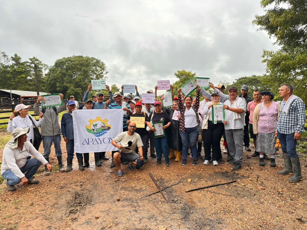 Campesinos del Magdalena Medio y Nordeste antioqueño reciben sus títulos de propiedad.
