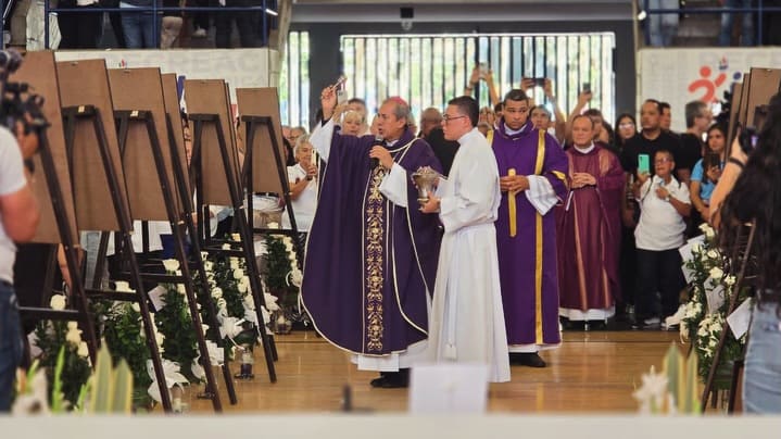 ¡El último adiós! Bello rindió homenaje a las 17 víctimas del accidente de excursión del Liceo Antioqueño