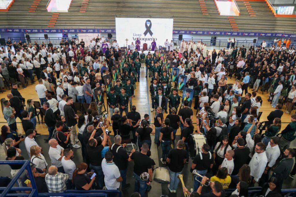 ¡El último adiós! Bello rindió homenaje a las 17 víctimas del accidente de excursión del Liceo Antioqueño