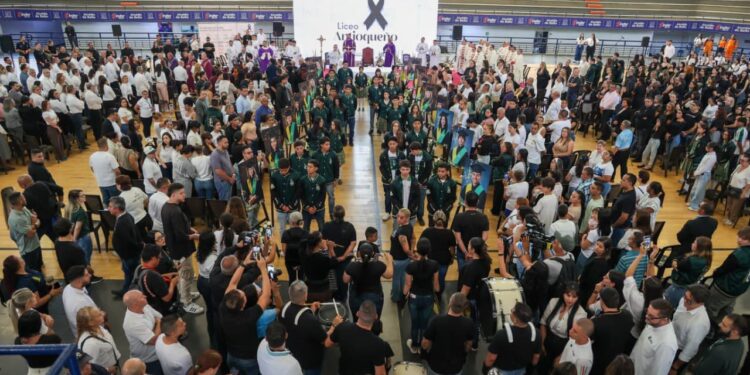 ¡El último adiós! Bello rindió homenaje a las 17 víctimas del accidente de excursión del Liceo Antioqueño