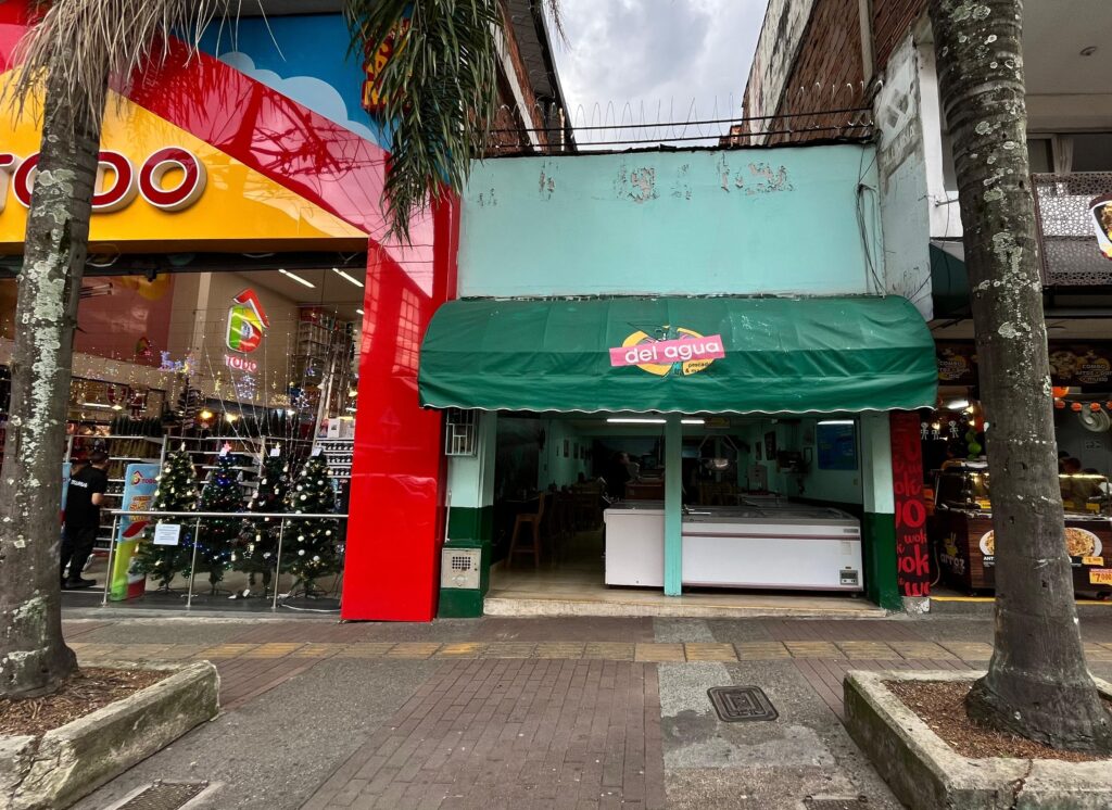 Está ubicado cerca del parque principal y aún conserva parte de su mobiliario de hace más de dos décadas.