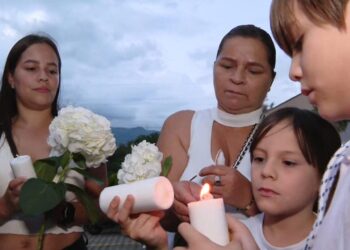 El homenaje, titulado "83 Vidas que jamás olvidaremos", es la forma como sus habitantes buscan superar el dolor, a pesar de los años