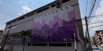 ¿Sabe cuál es este edificio en Bello y por qué cambió de color? Le contamos