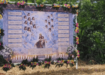 En homenaje a las víctimas del bus escolar del Liceo Antioqueño, instalan altar de memoria en el lugar del accidente