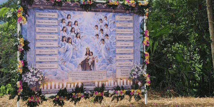 En homenaje a las víctimas del bus escolar del Liceo Antioqueño, instalan altar de memoria en el lugar del accidente